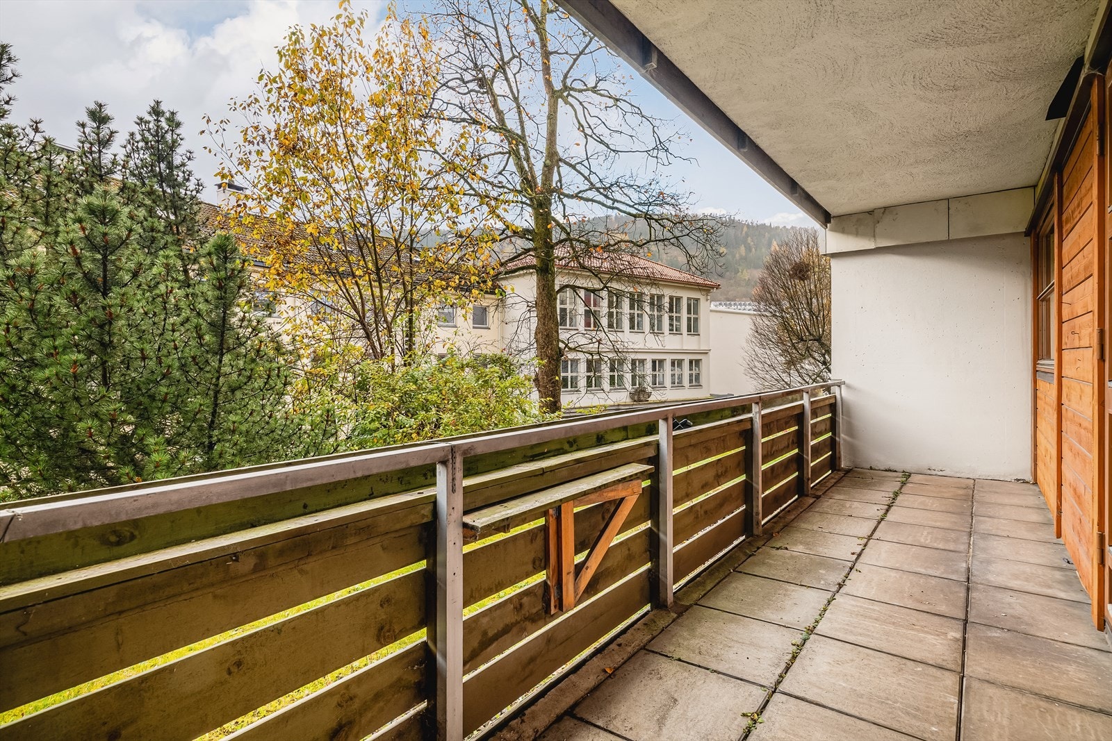 Selv med balkong på bakkeplan er den privat og skjermet fra naboer og forbipasserende Galleribilde