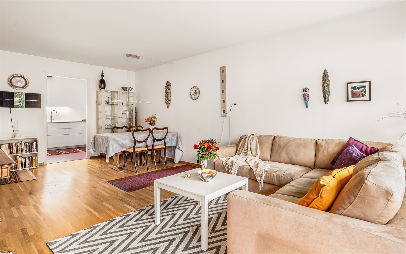 Inngang til kjøkken fra stuen. Kjøkkenet føles lukket men samtidig er det problemløst å kommunisere med gjester når man steller i stand middagen Galleribilde