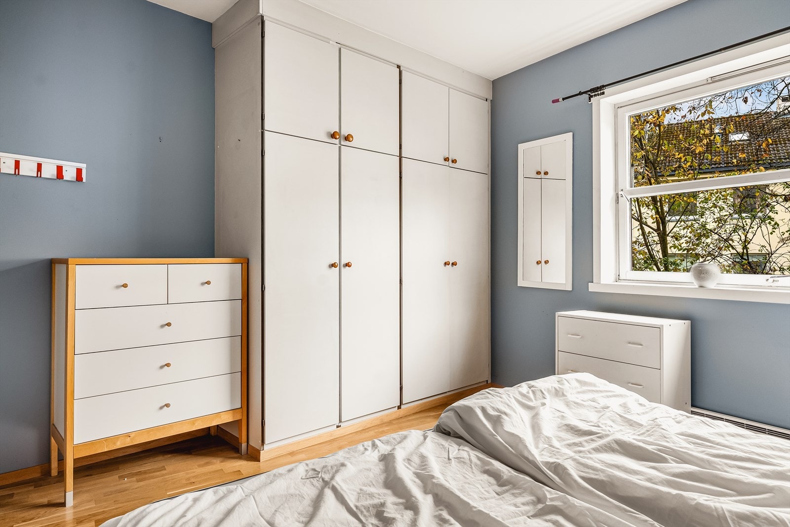 Garderobeskap med god plass til klærne dine, skulle du ha behov for mer plass får du enkelt inn kommoder langs veggen uten at det blir for trangt Galleribilde