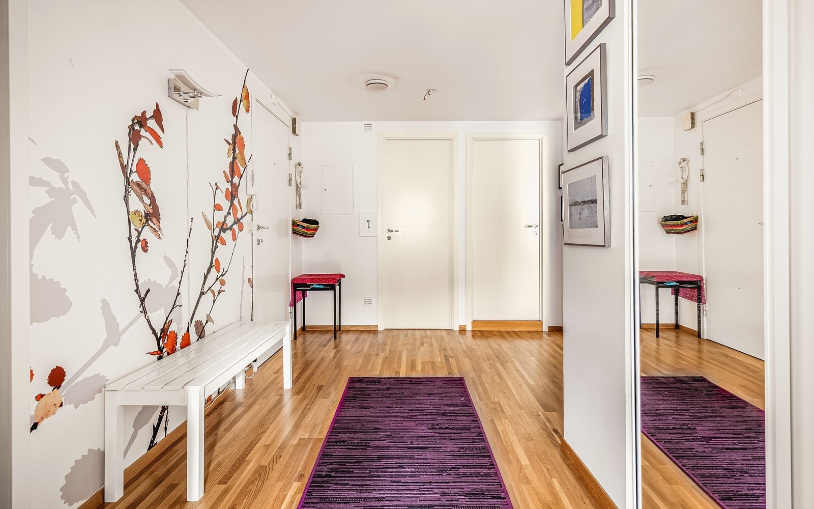 Velkommen inn i leiligheten. Entreen er romslig med skyvedørsgarderobe som fjerner yttertøy og holder det ryddig. Galleribilde