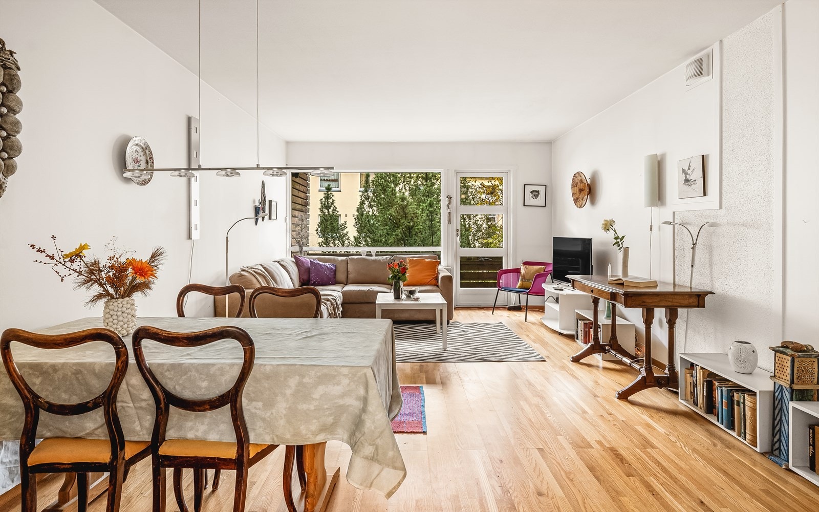 Utgang til balkongen fra stuen, en god utvidelse av stuen varme sommerdager Galleribilde