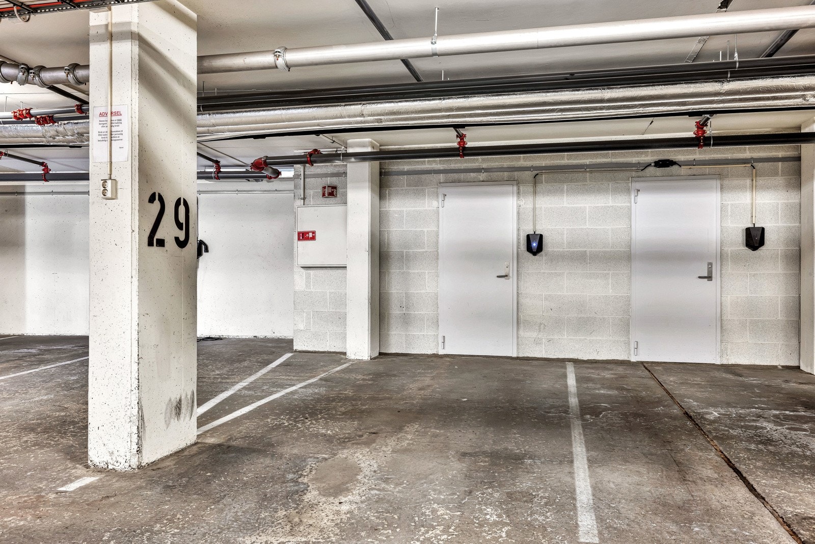 Det er heis fra leilighetsplan til garasjen. Elbillader ble installert via sameiet i 2022 Galleribilde