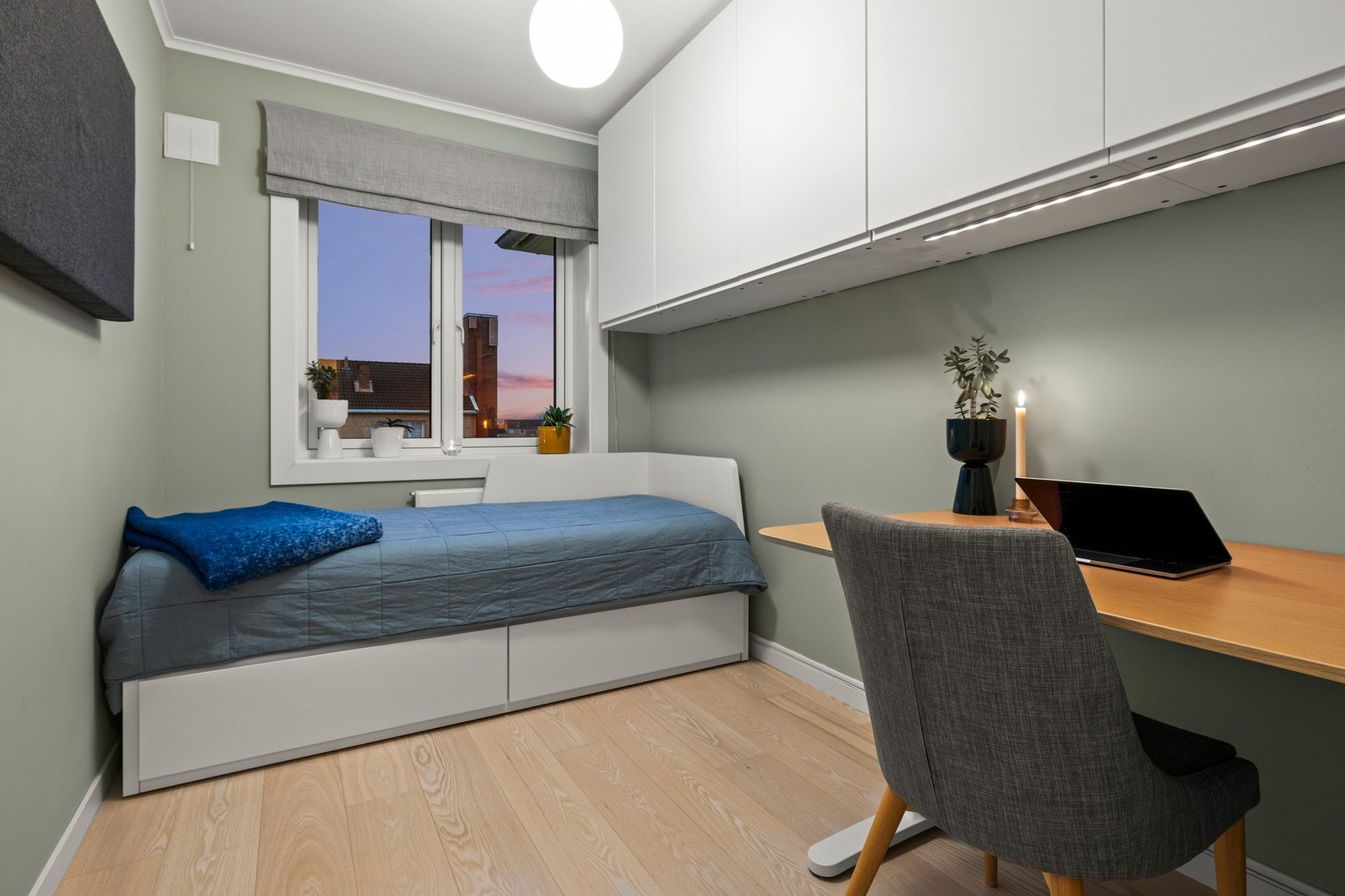 Det 3. soverommet har plass til seng. Legg merke til overskap som gir plass til skrivebord på rommet. Galleribilde