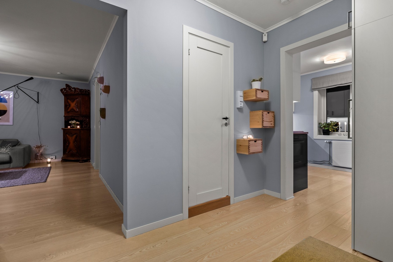 Lys entré med dørcalling. Galleribilde