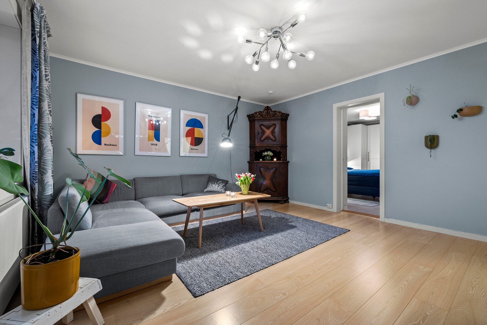 God plass til sofa og tilhørende møblement. Galleribilde