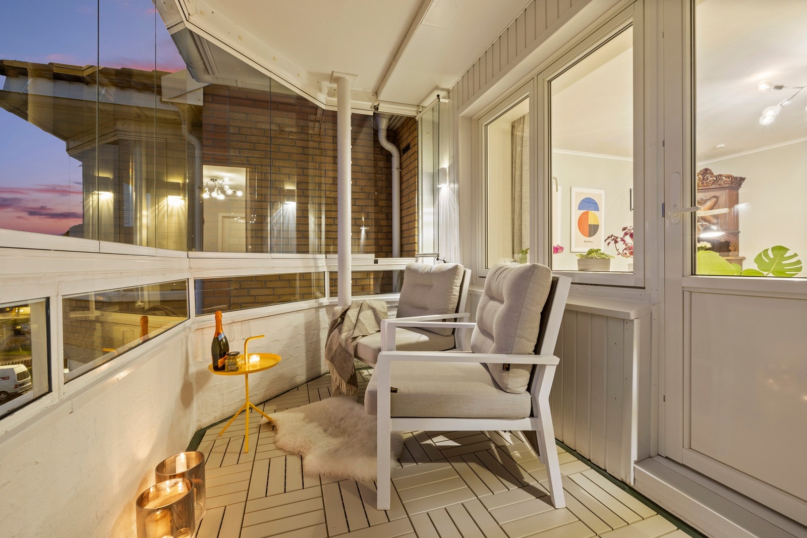 Fra stuen har man adkomst til innglasset balkong. Galleribilde