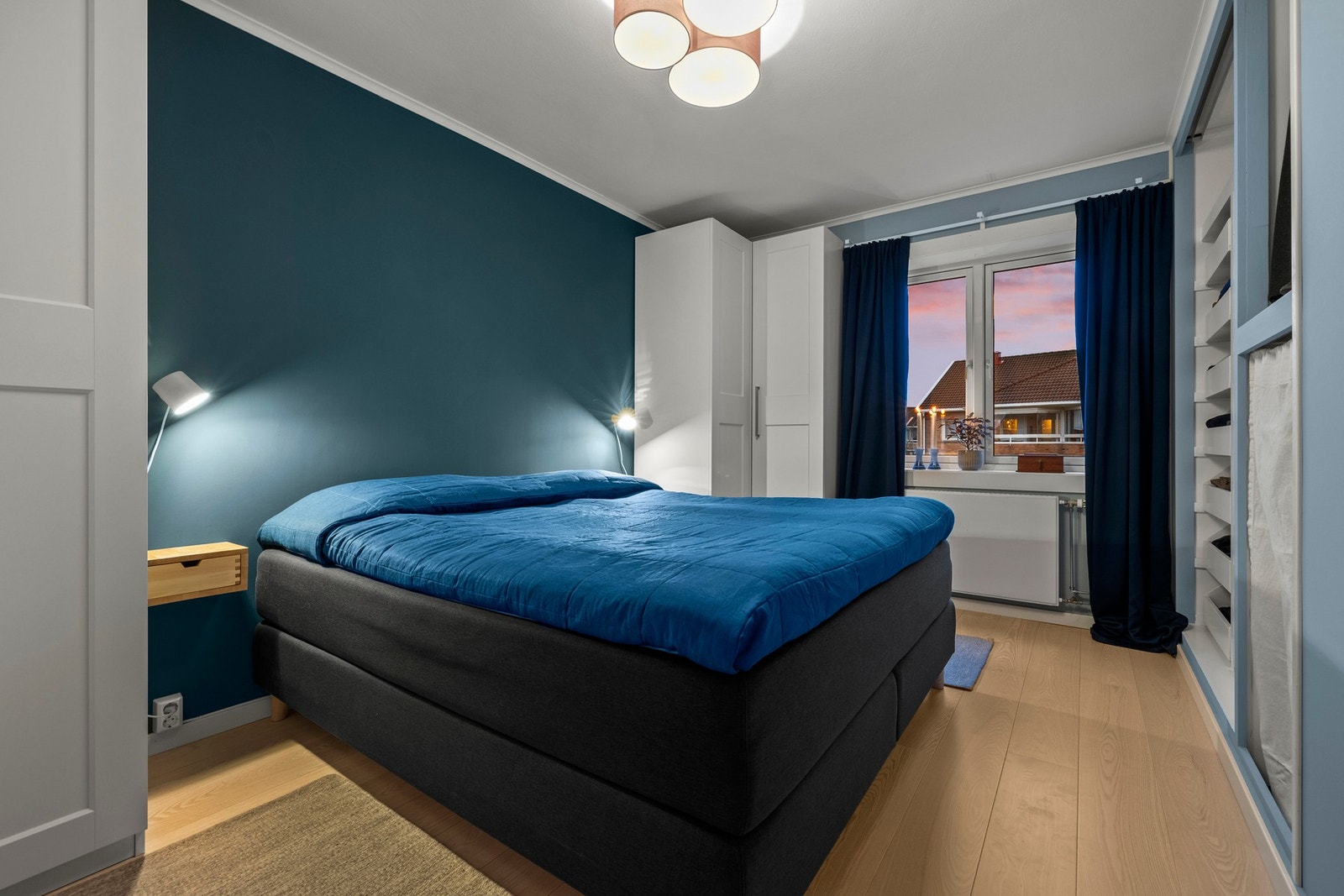 God plass til dobbelseng, nattbord mv. Galleribilde