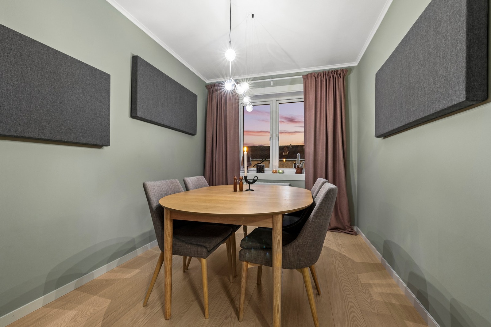 Det ene soverommet benyttes i dag som spisestue. Galleribilde