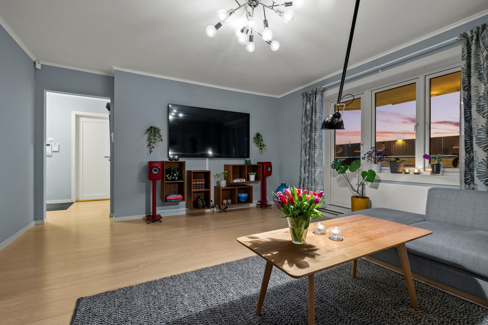 Utgang fra stuen til innglasset balkong. Galleribilde