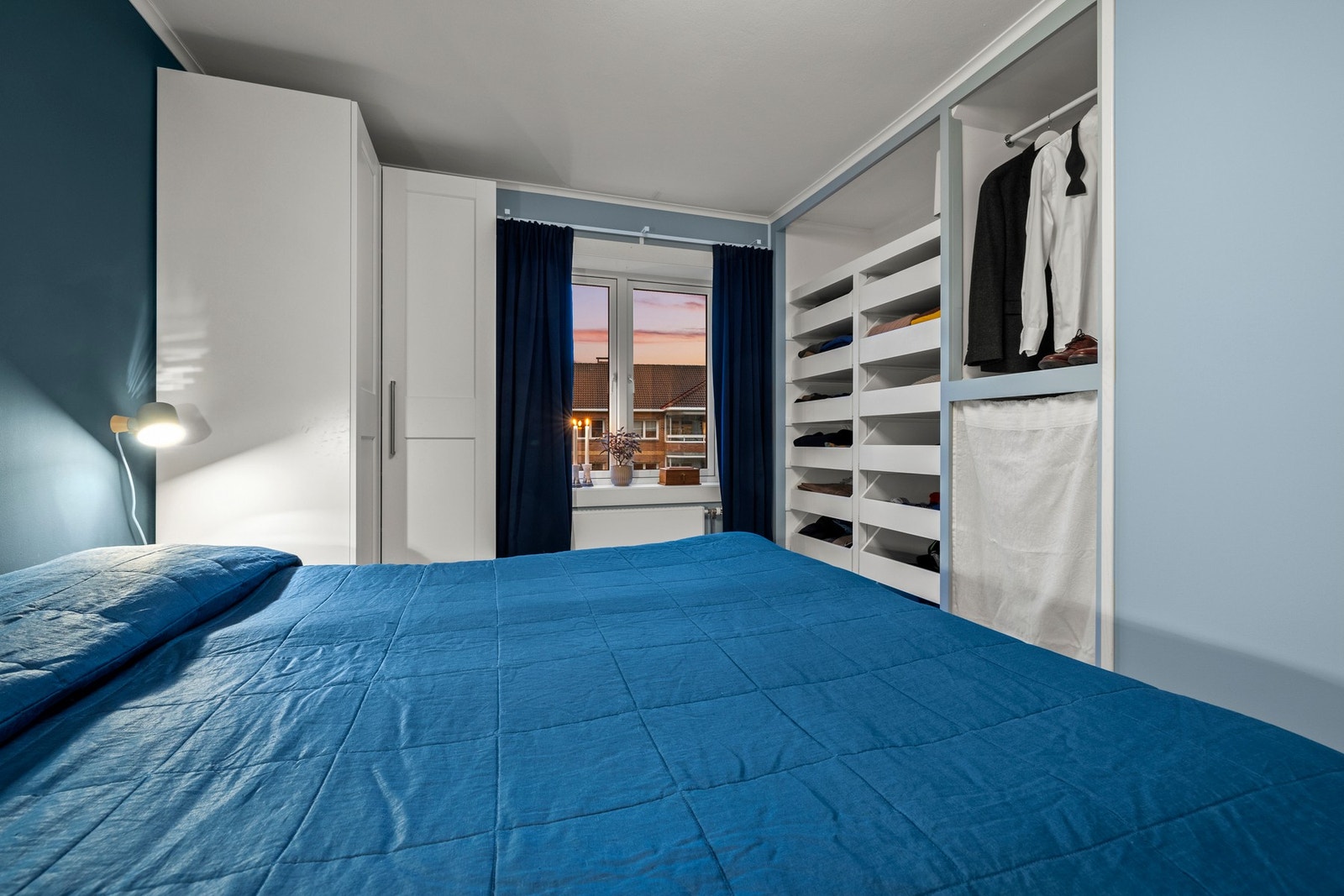 Romslig og smart garderobeløsning. Galleribilde