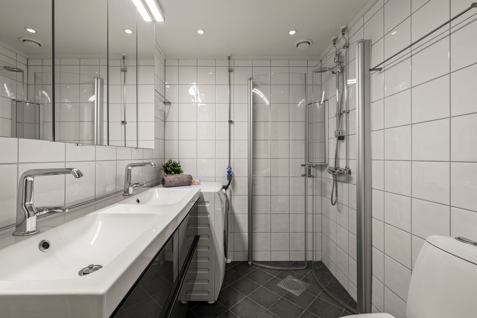 Bad ble renovert i regi av brl. i ca 2008 med nyere baderomsinnredning. Galleribilde