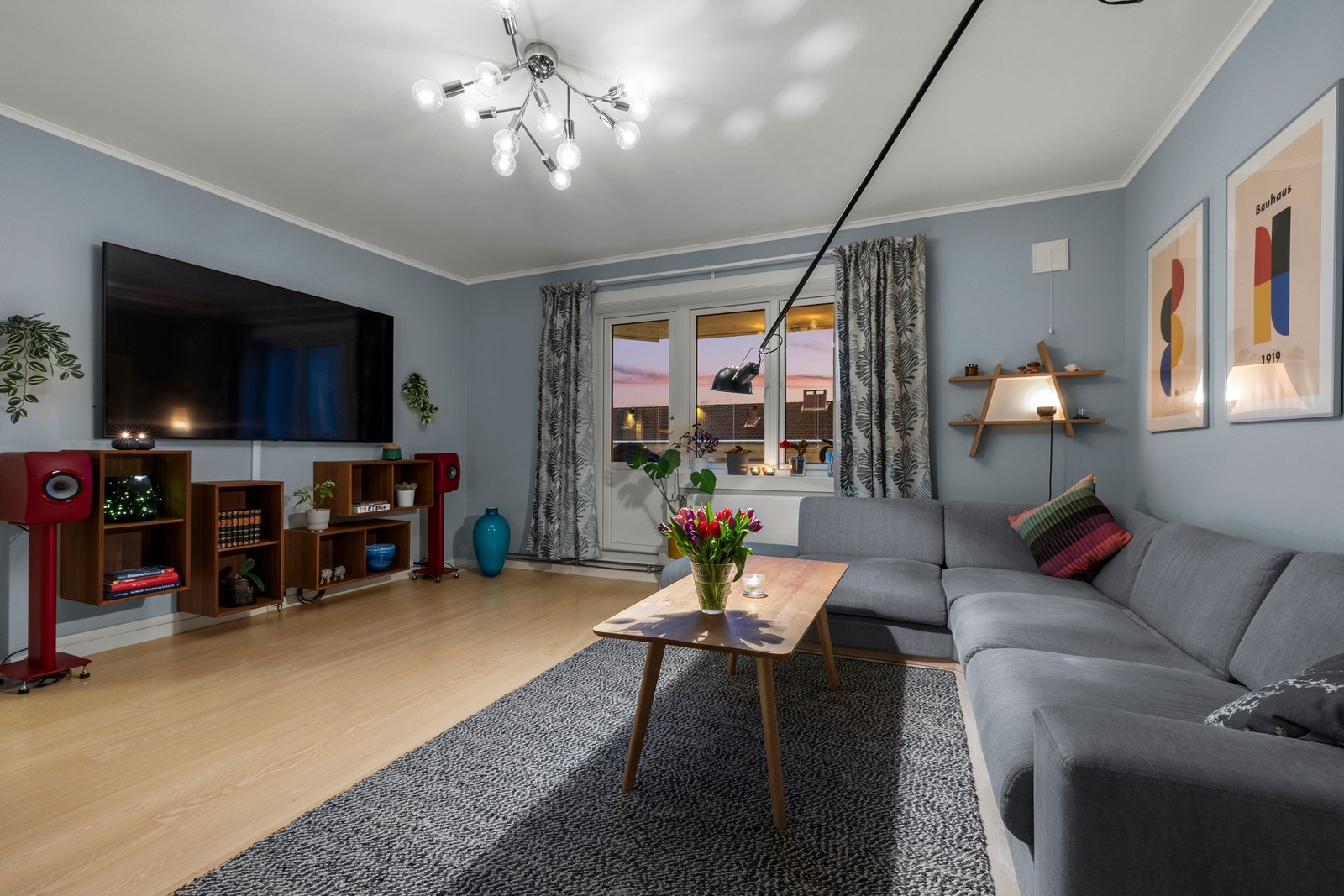 Store vindusflater som slipper inn godt med naturlig lys. Galleribilde