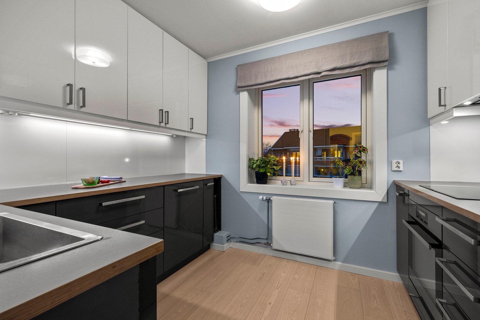 Romslig separat kjøkken med skap og arbeidsplass. Galleribilde