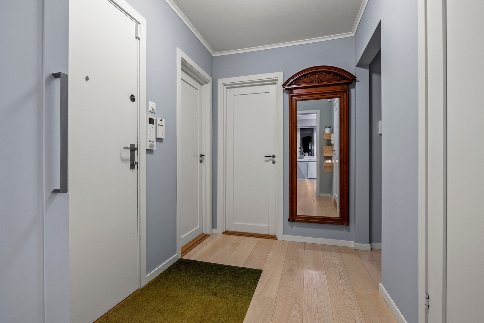 God plass til oppheng av ytterklær og sko. Galleribilde