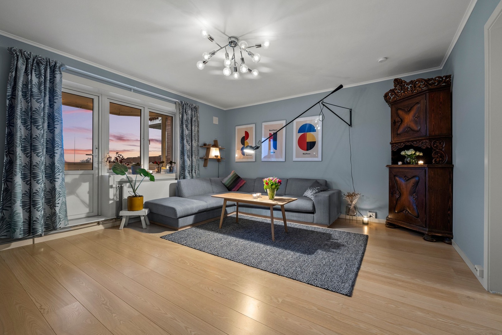 Stuen er lys og romslig. Galleribilde