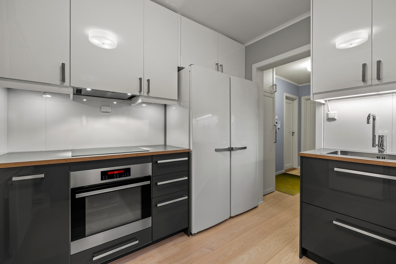 Kjøkkenet ble oppusset i 2014 med ny platetopp i 2024. Galleribilde