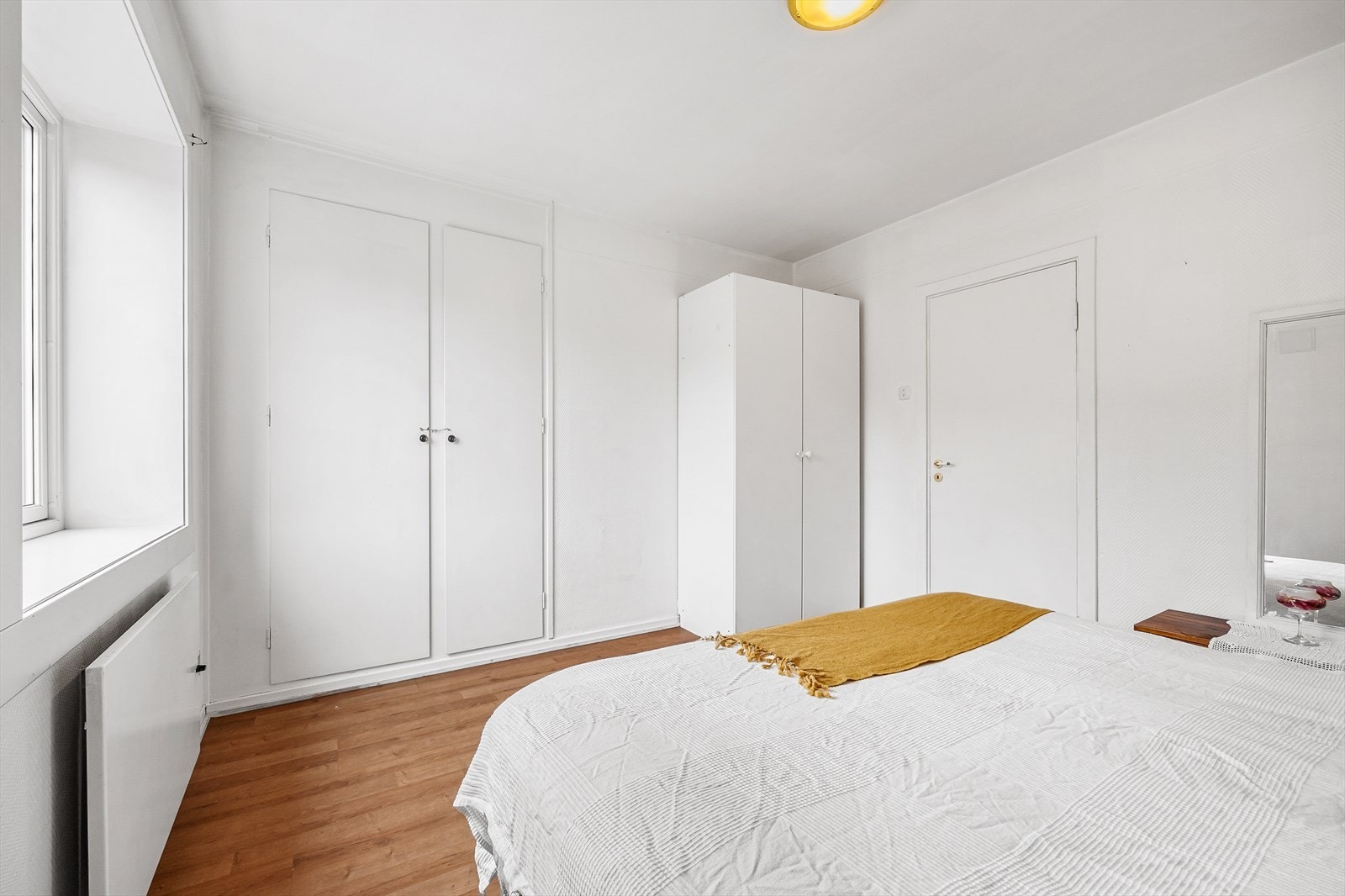 Soverommet har mye lagringsplass i plastbygd garderobeskap og frastående garderobeskap. Galleribilde