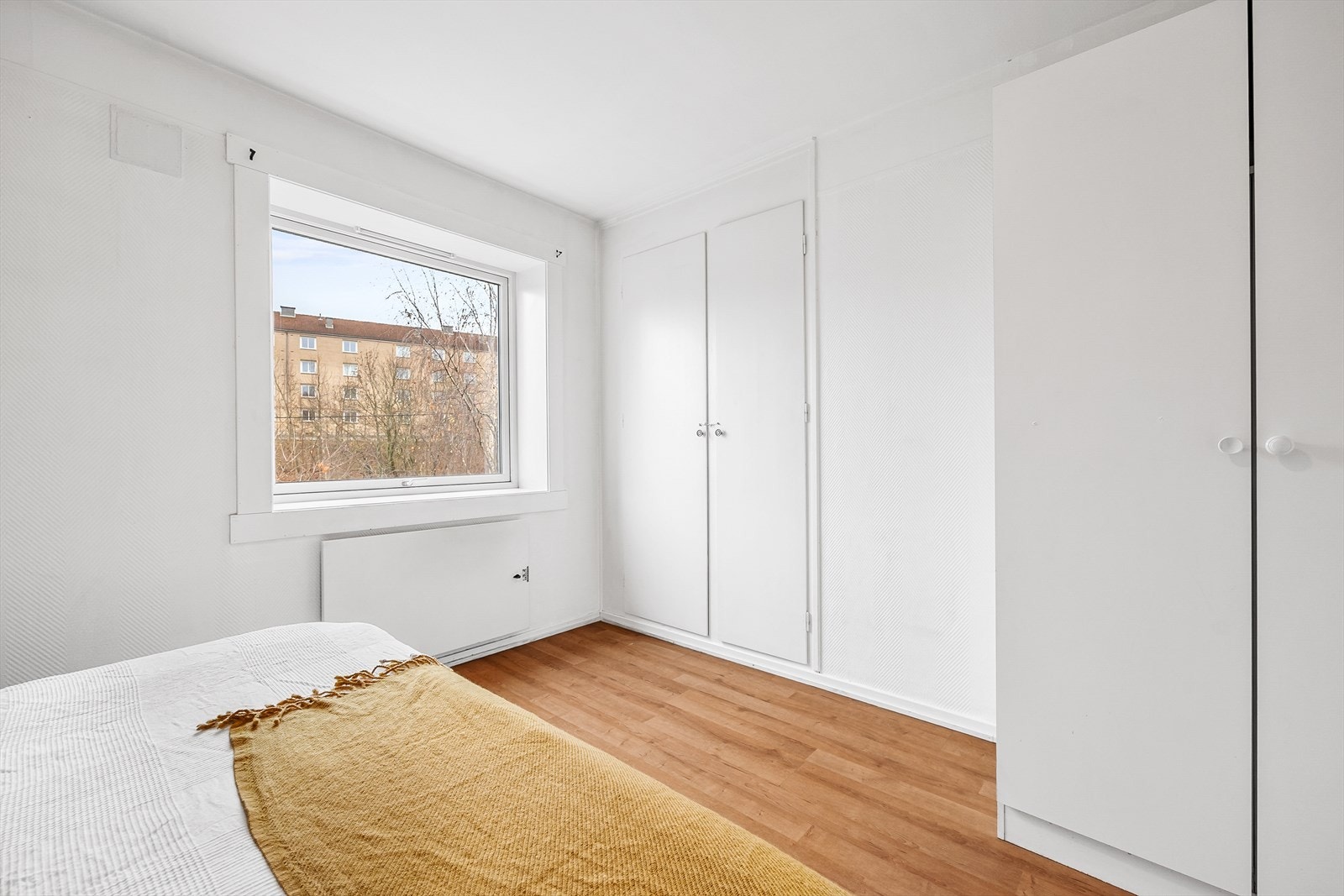 Hovedoverommet har plass til dobbeltseng, nattbord og skrivepult. Galleribilde