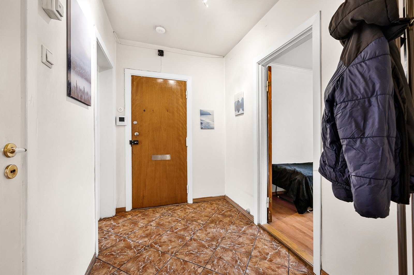 Åpen og romslig entré med belegg på gulvet og god plass til plass skoskap og oppheng. Galleribilde