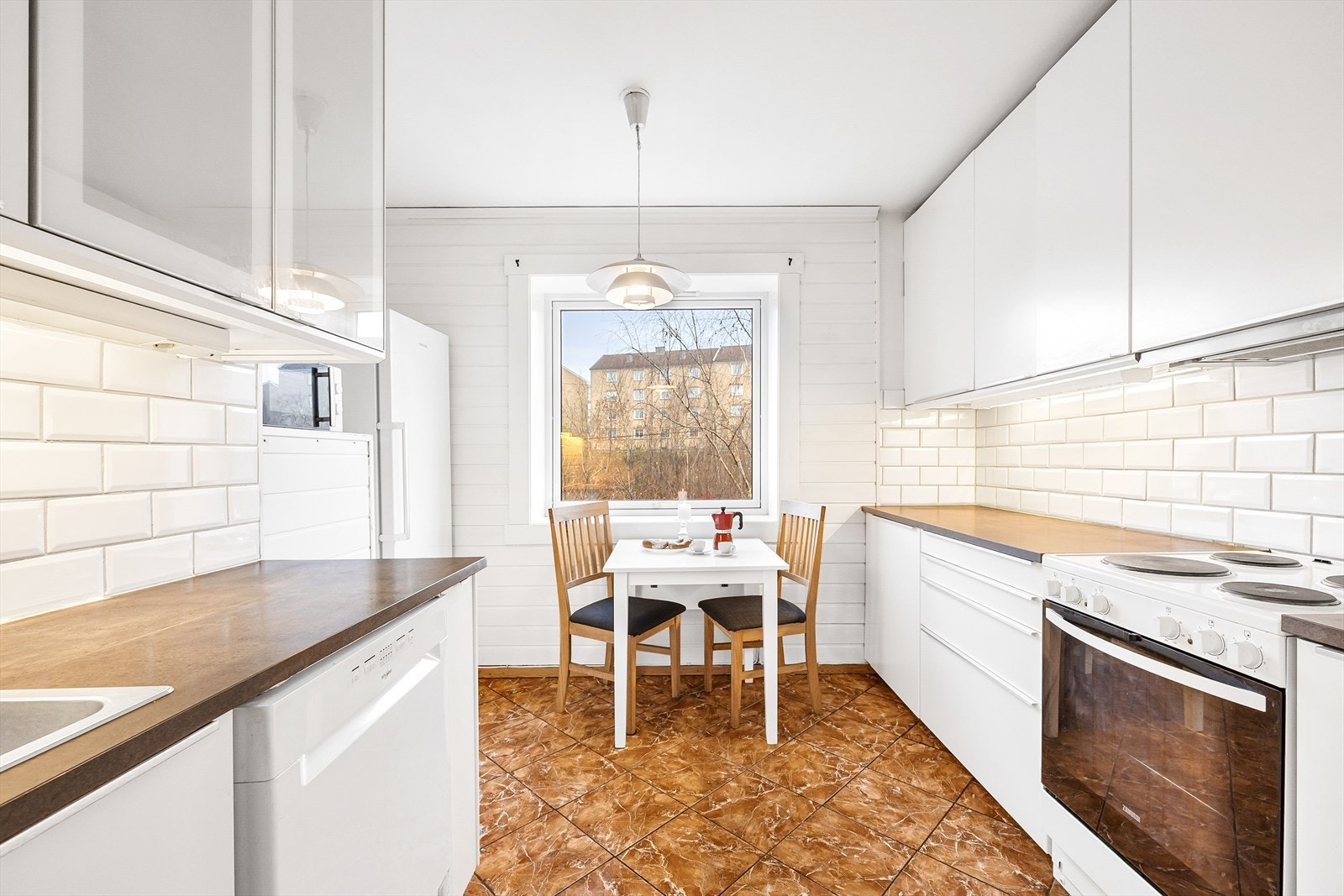 Eget kjøkkenrom med plass til frokostbord ved vinduet. Galleribilde