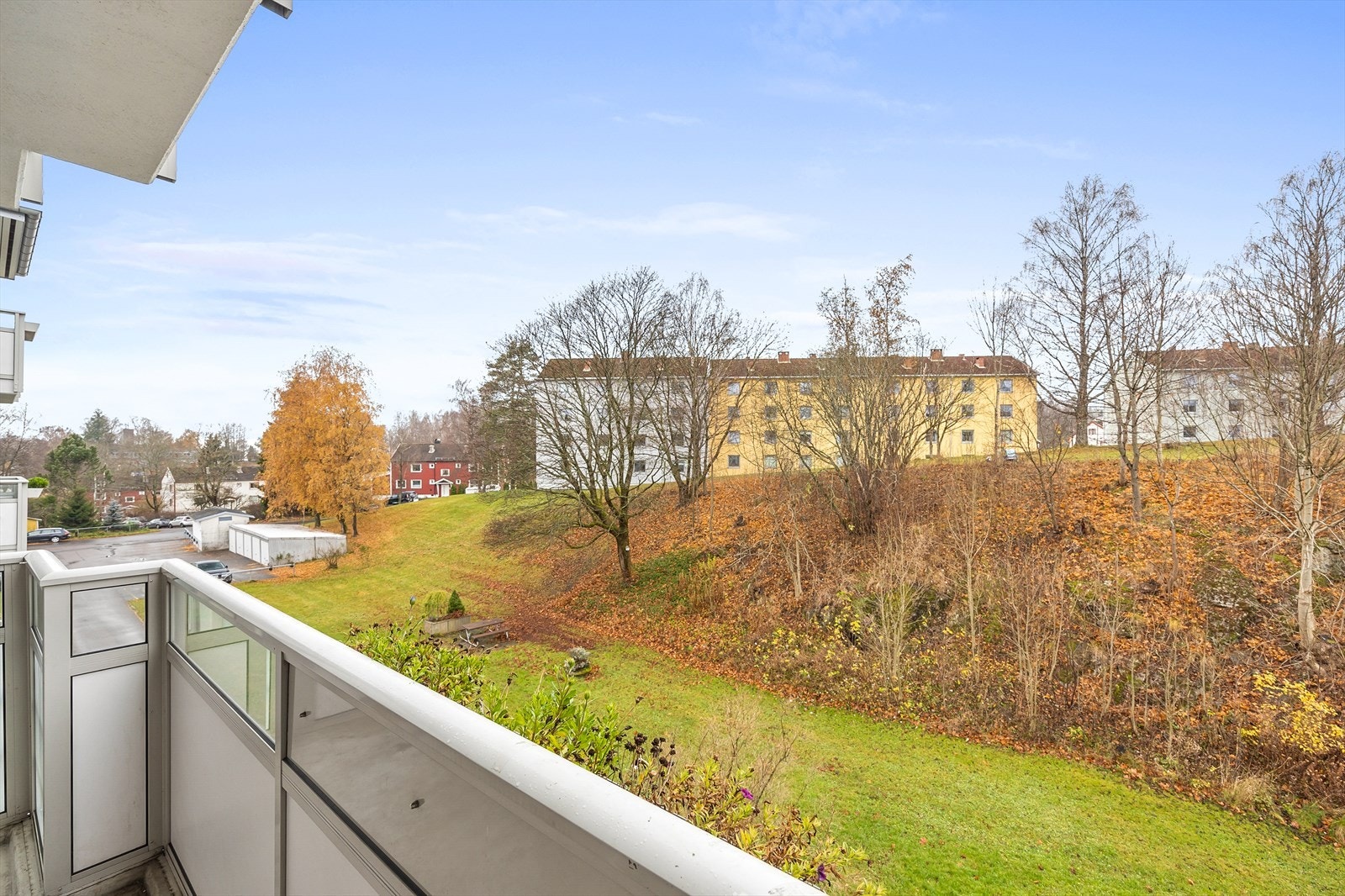 Fra balkongen er det fint utsyn over grøntarealer og lite innsyn. Galleribilde