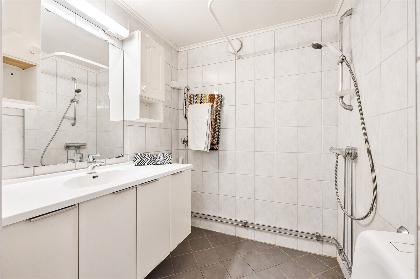 Flislagt bad med varmekabler i gulvet. Galleribilde