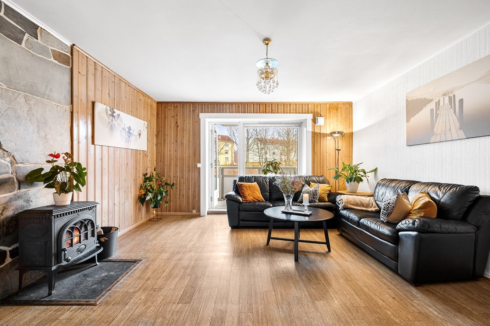 Med gjennomgående løsning og store vinduer oppleves stuen som lys og luftig. Galleribilde