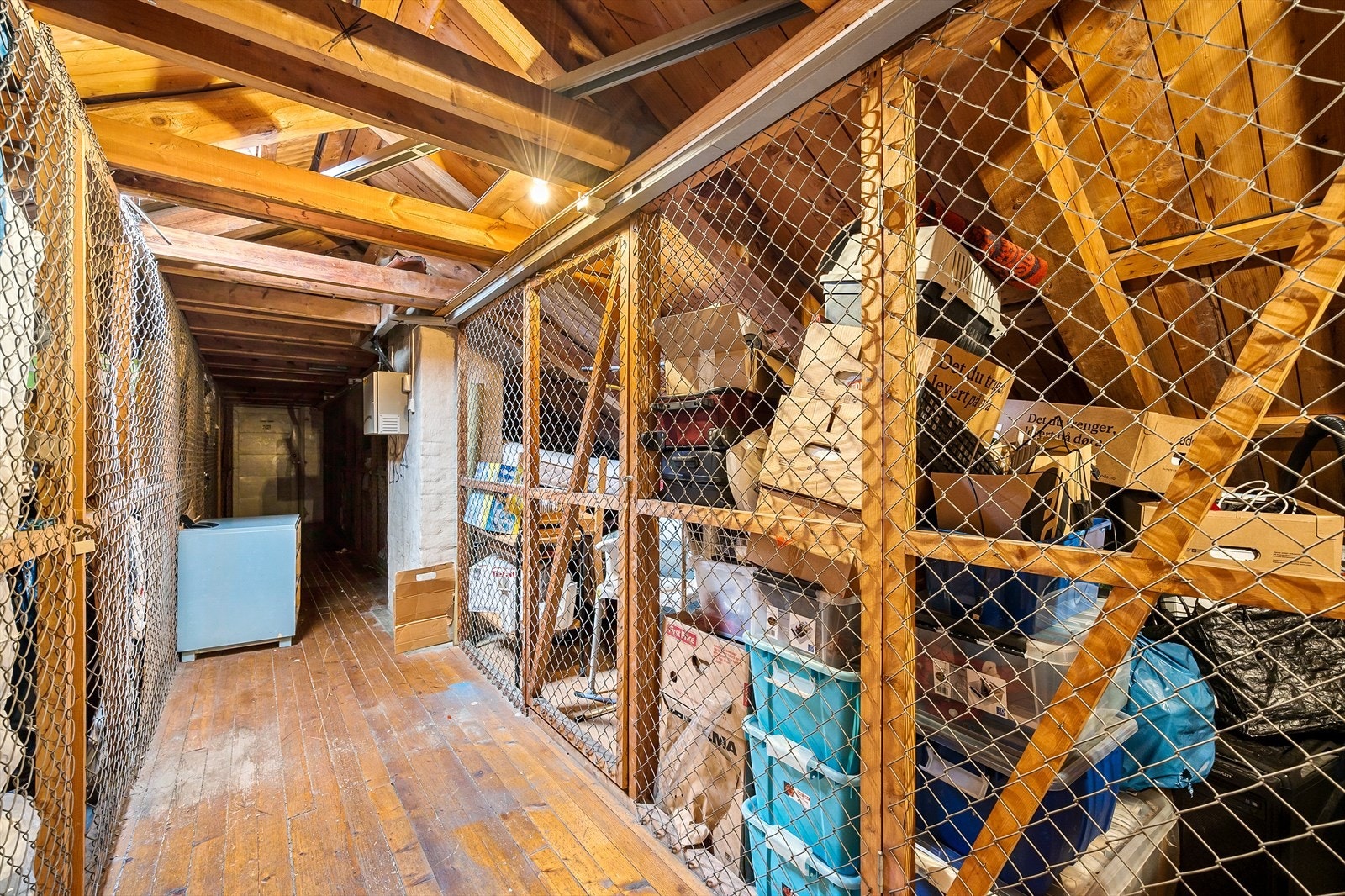 Romslig loftbod for ekstra lagringsplass. Galleribilde