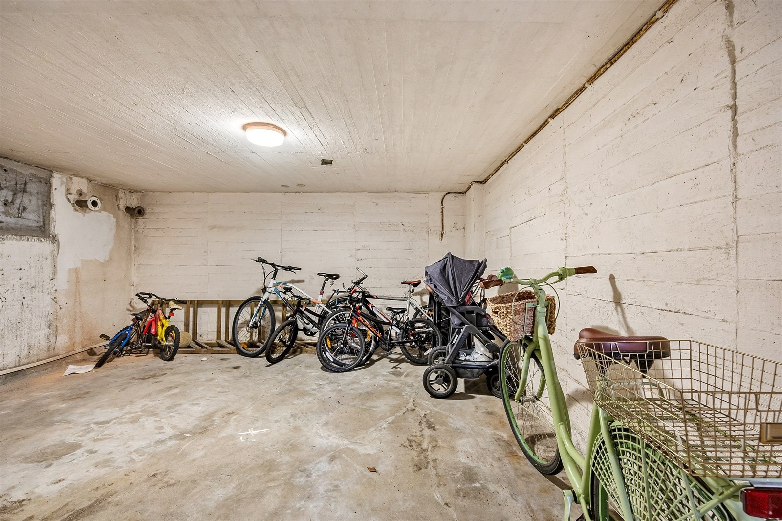 Sykkelparkering i kjeller. Galleribilde