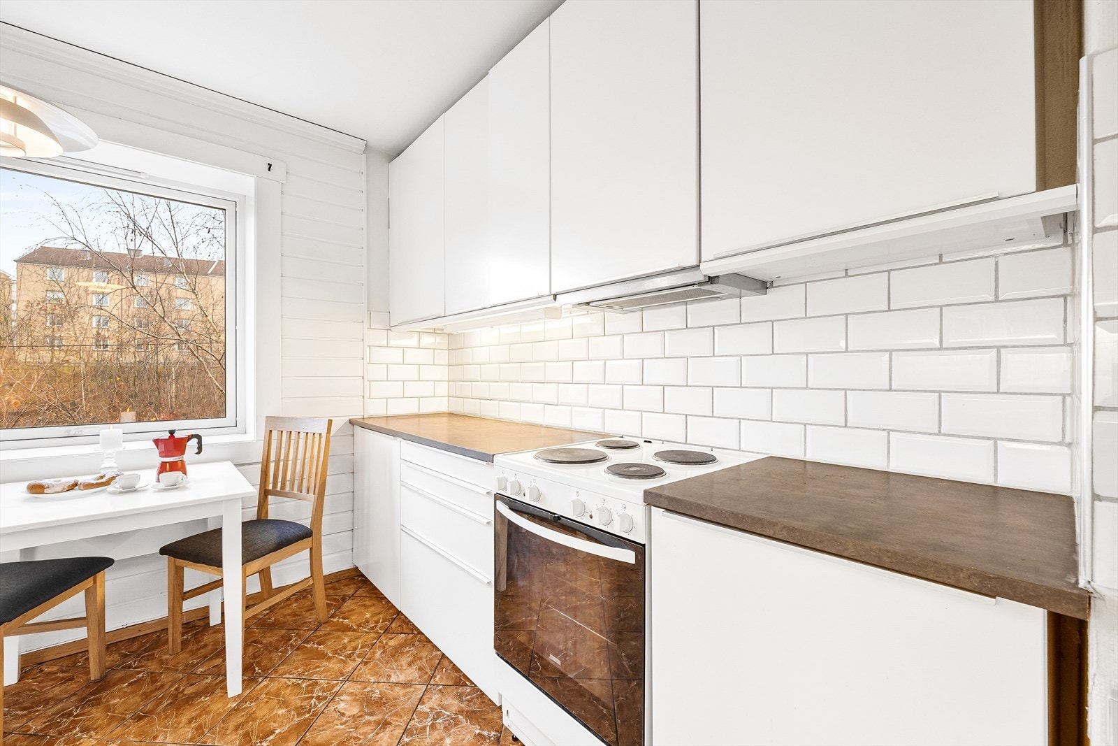 I innredningen er det opplegg og plass til komfyr, oppvaskmaskin og frittstående kjøleskap. Galleribilde