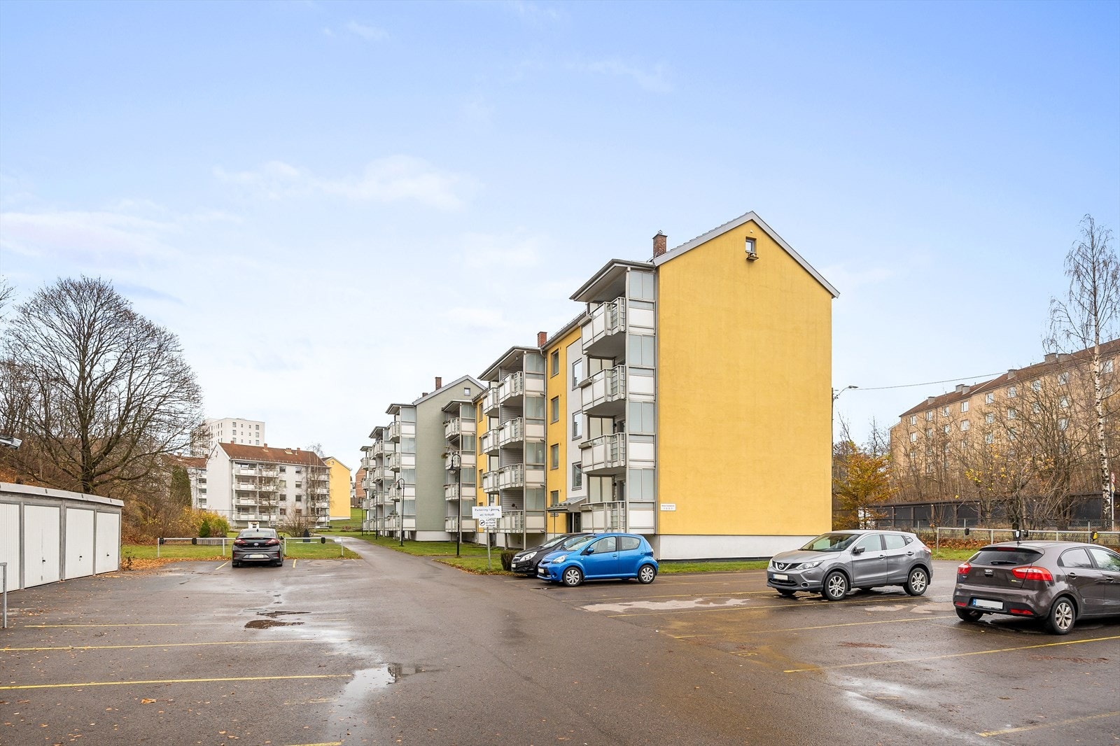 Borettslaget har 113 parkeringsplasser. Det betales et fast beløp pr måned for parkeringsplassen som betales sammen med felleskostnadene. Kontakt styret for leie av parkeringsplass. Galleribilde