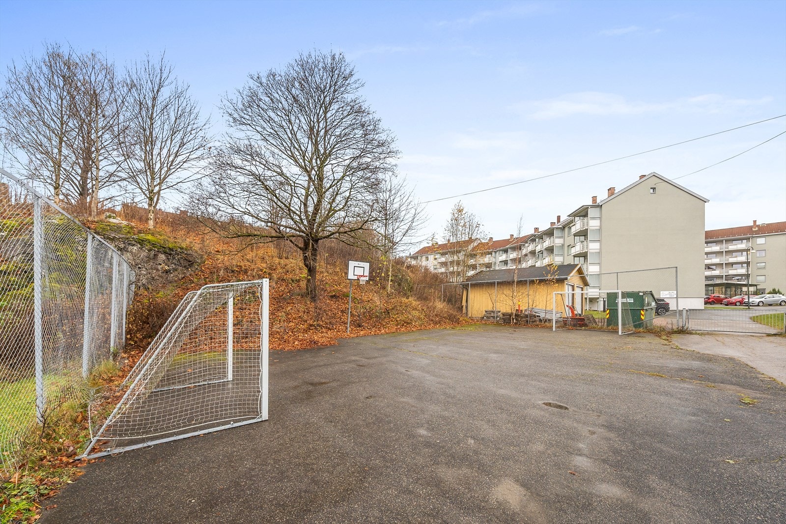 Hyggelig fotballbane og basketball kurv for barna. Galleribilde