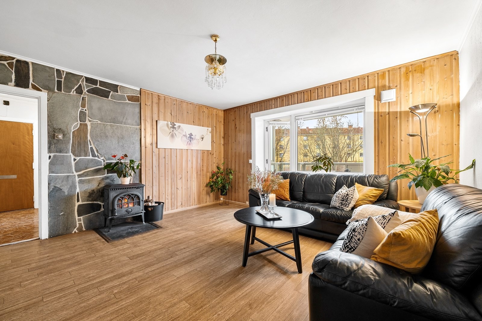 Awet Tella v/ EiendomsMegler 1 har gleden av å presentere Nedre Kalbakkvei 3! Galleribilde