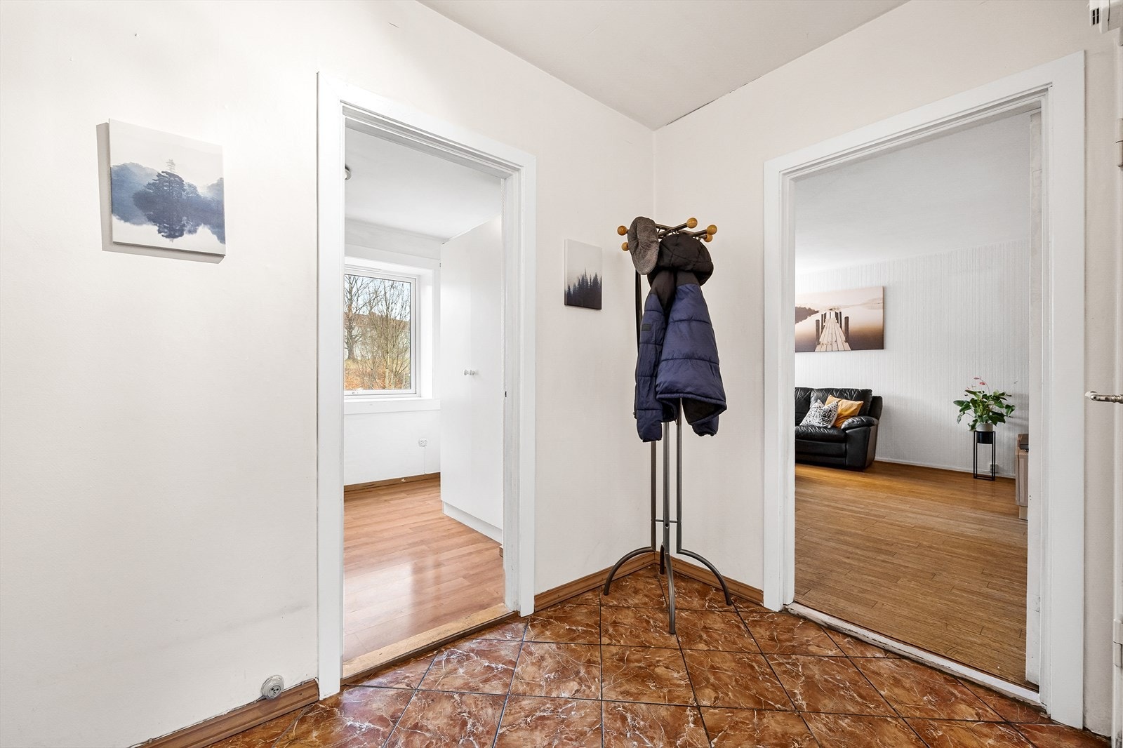 Gang med enkel tilgang til alle rom. Galleribilde