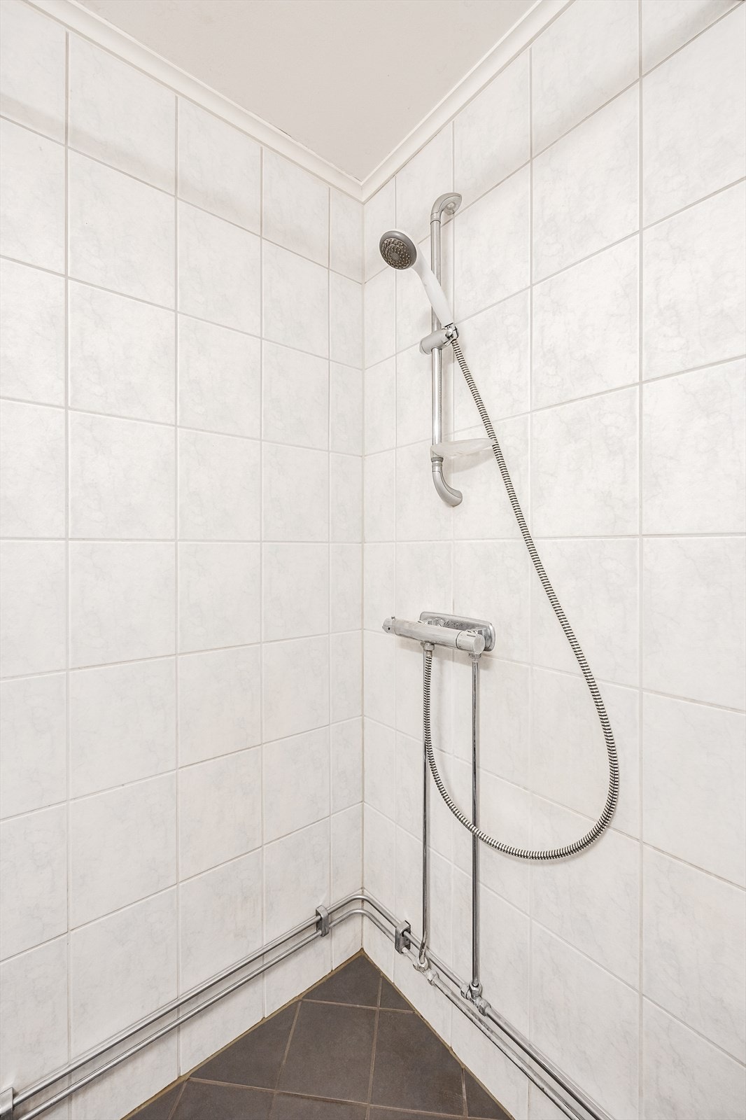 Dusjhjørne med forheng. Galleribilde