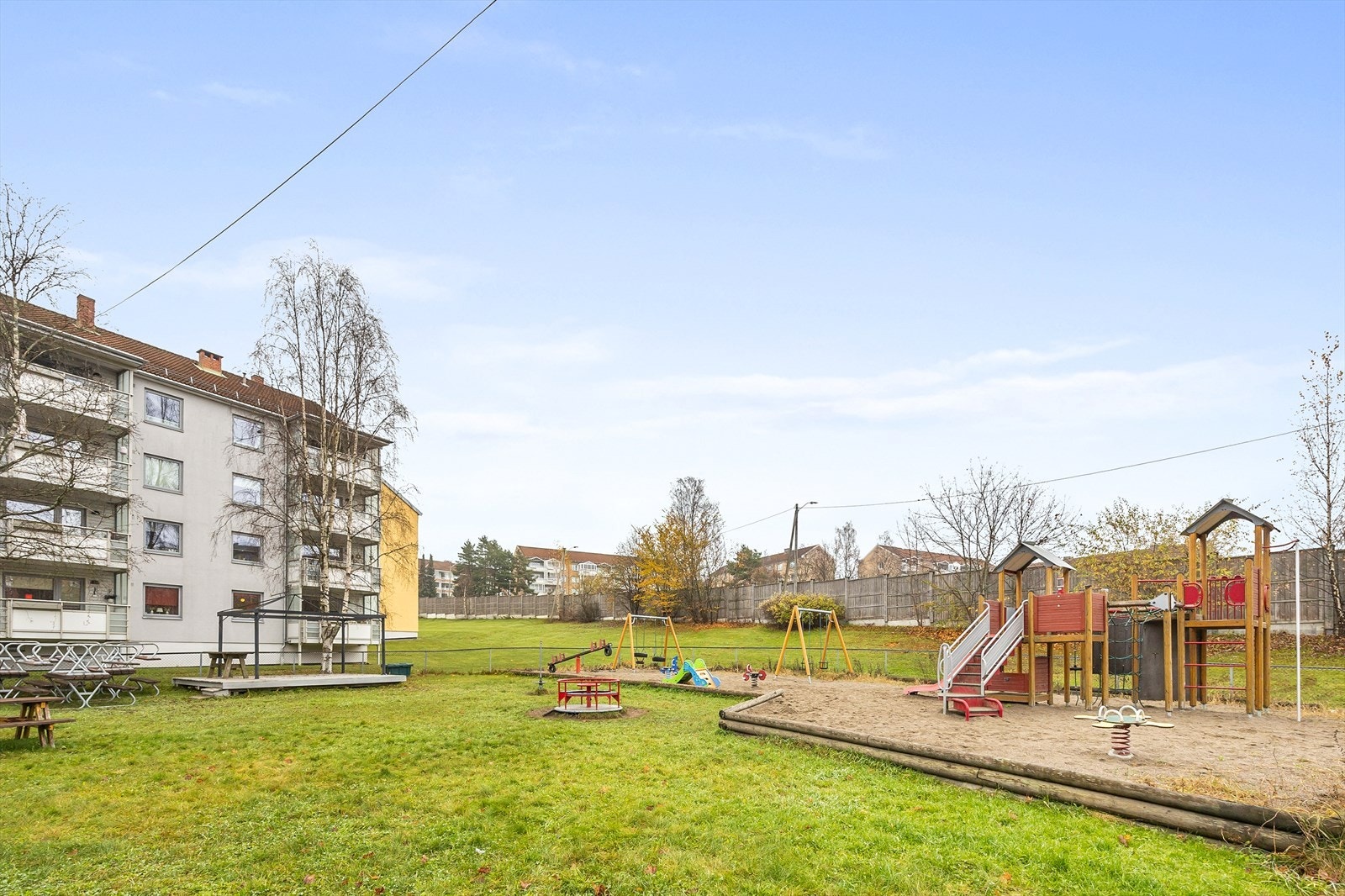 Familievennlig område med lekeplass. Galleribilde