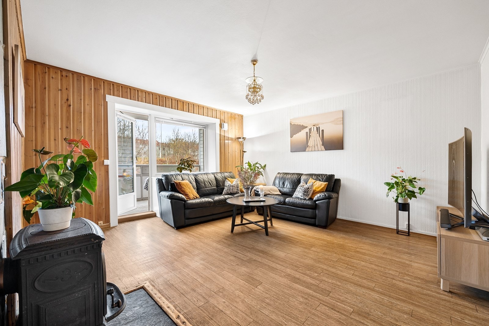 I stuen er det plass til både sofagruppe og spisebord. Galleribilde