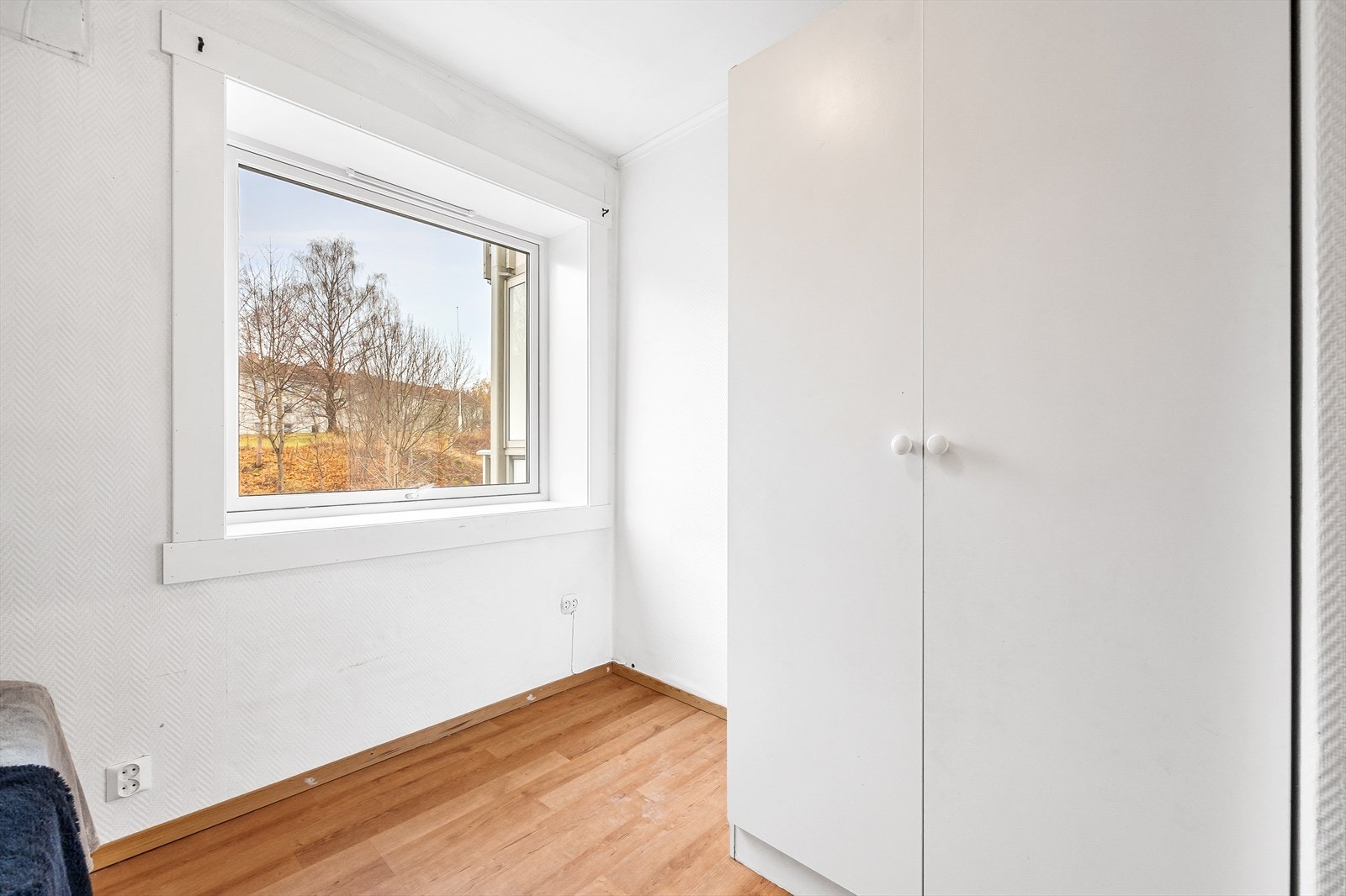 Her er det plass til seng, nattbord og garderobeskap. Galleribilde