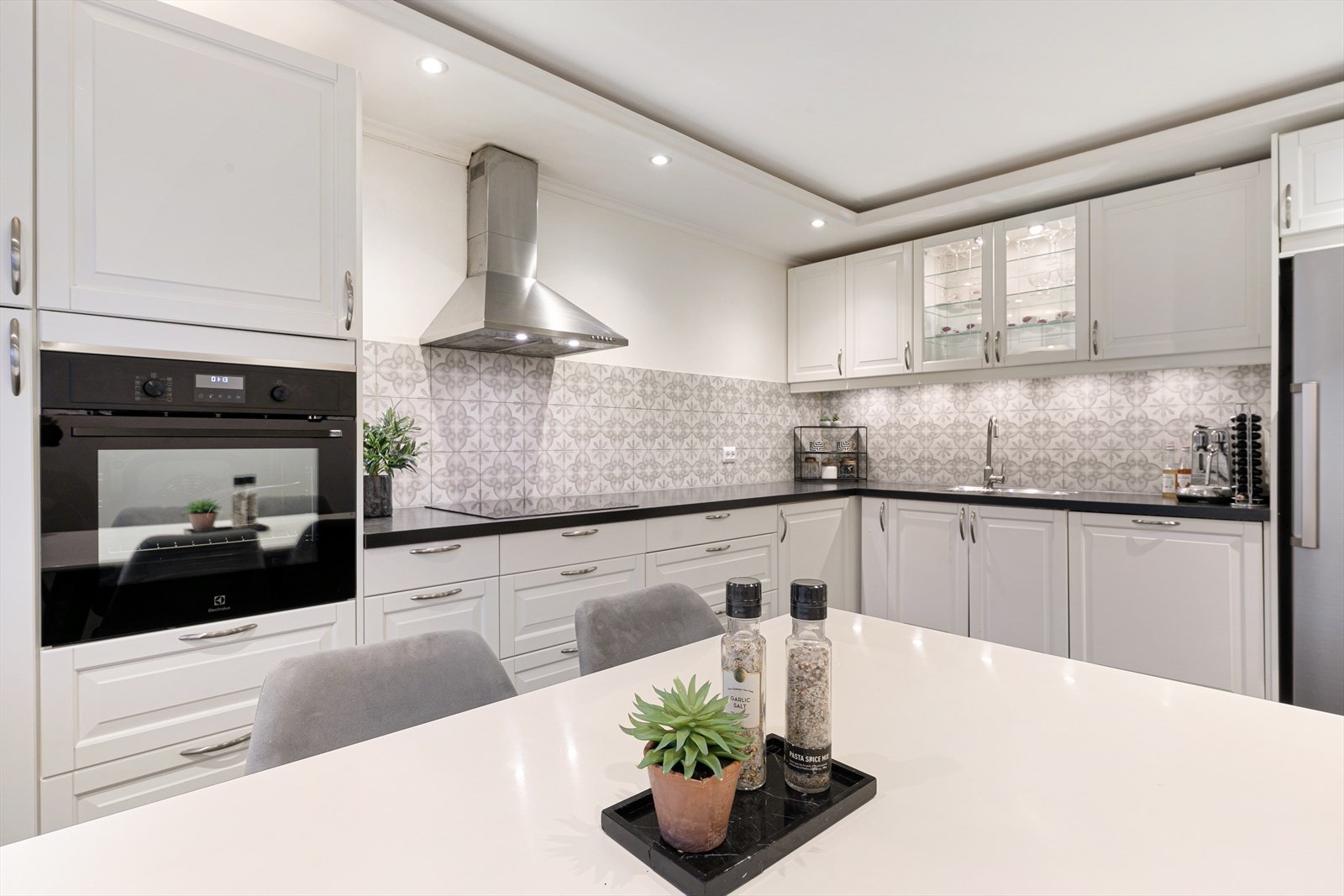 Kjøkkenet er holdt i separat løsning noe som skaper en fin sone for matlaging Galleribilde