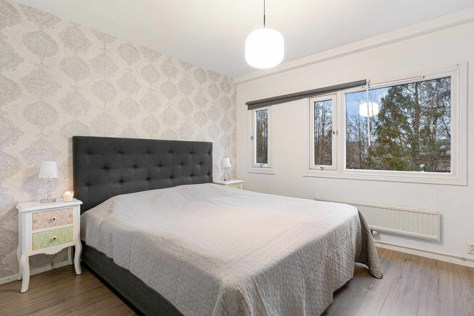 Hovedsoverom er av god størrelse med god plass til dobbeltseng, nattbord og garderobeløsning Galleribilde