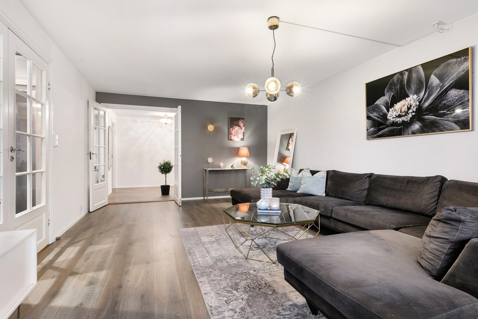 Her er det rikelig med plass til både sofagruppe, TV-benk og andre møbler etter eget ønske Galleribilde