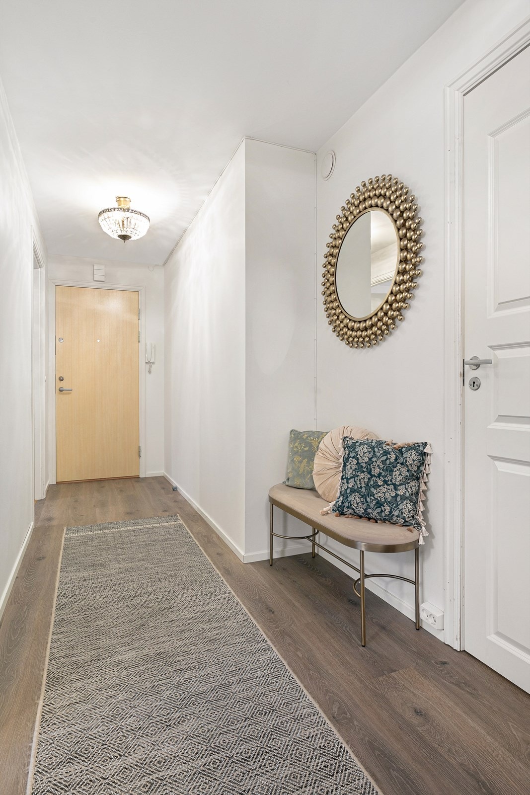 Lys og innbydende entré med garderoberom Galleribilde