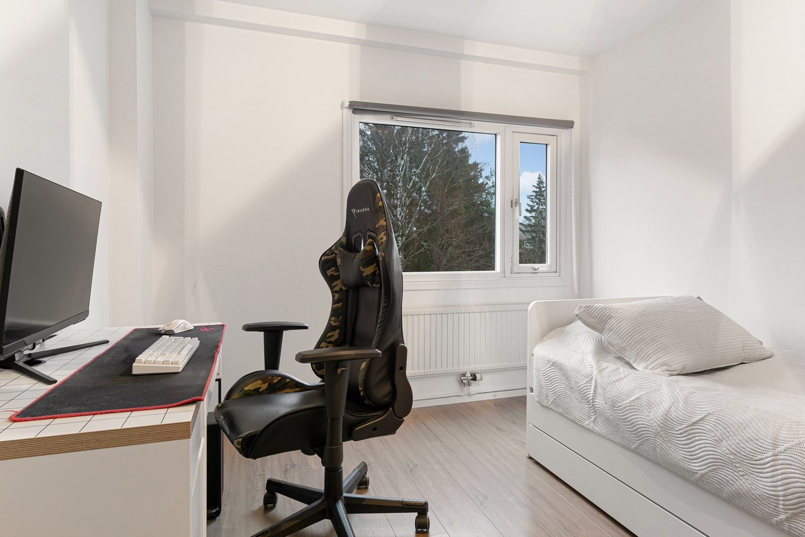 Soverom 3 kan egne seg godt som barnerom, gjesterom eller kontor, alt etter behov og ønsker Galleribilde