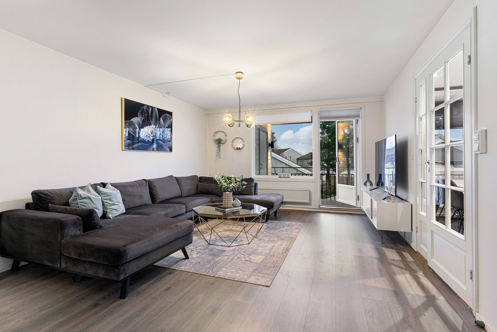 Velkommen til Åsbråtstien 34. Presenteres av lokalmegler Arsalan Syed v/ Eiendomsmegler1 Galleribilde