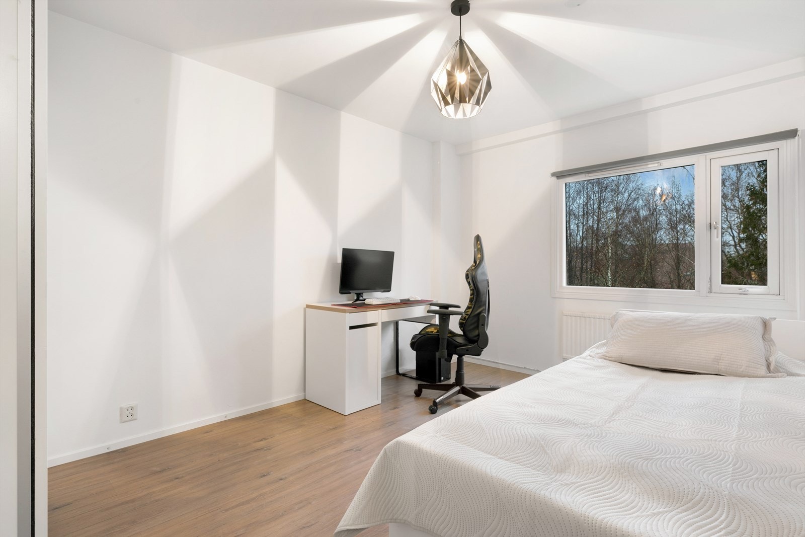 Soverom 2 er på hele 12kvm og har god plass til dobbeltseng og andre møblementer Galleribilde