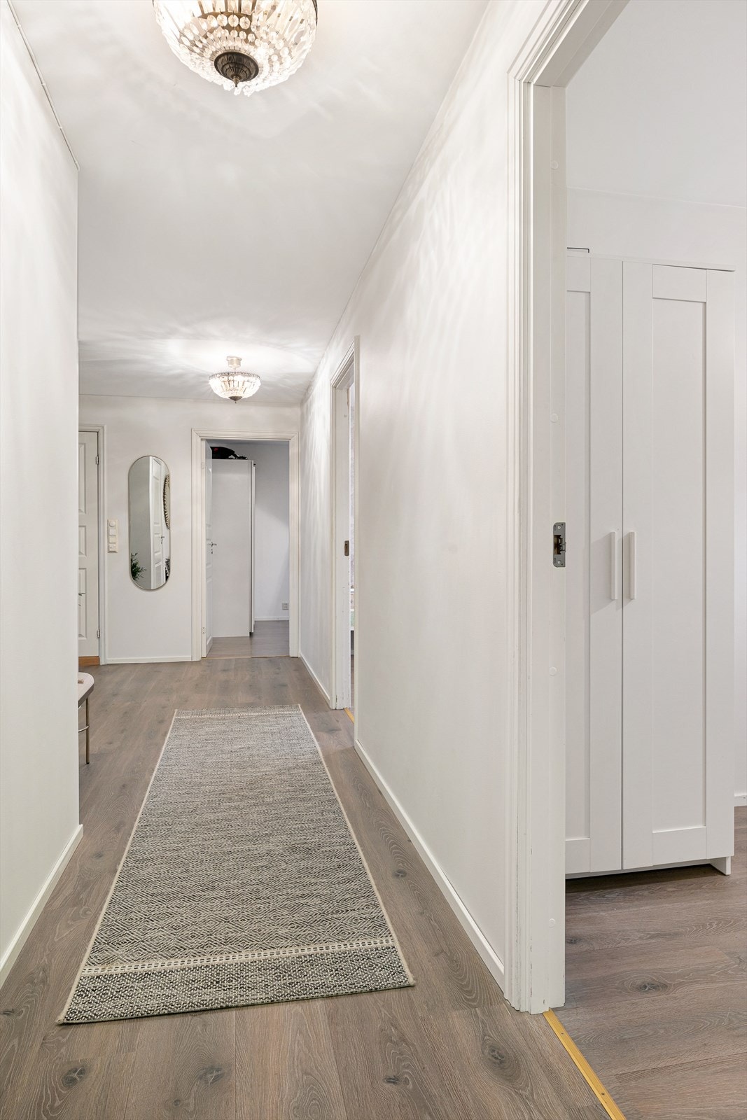 Velkommen inn! Pen og innbydende entré med fine løsninger for avheng av yttertøy og sko Galleribilde