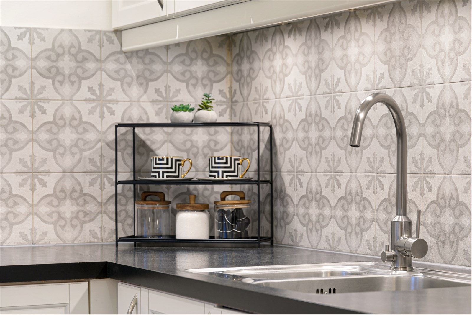 Kjøkkenet har integrerte hvitevarer som platetopp, stekeovn og oppvaskmaskin. Laminat benkeplate med nedfelt oppvaskkum Galleribilde