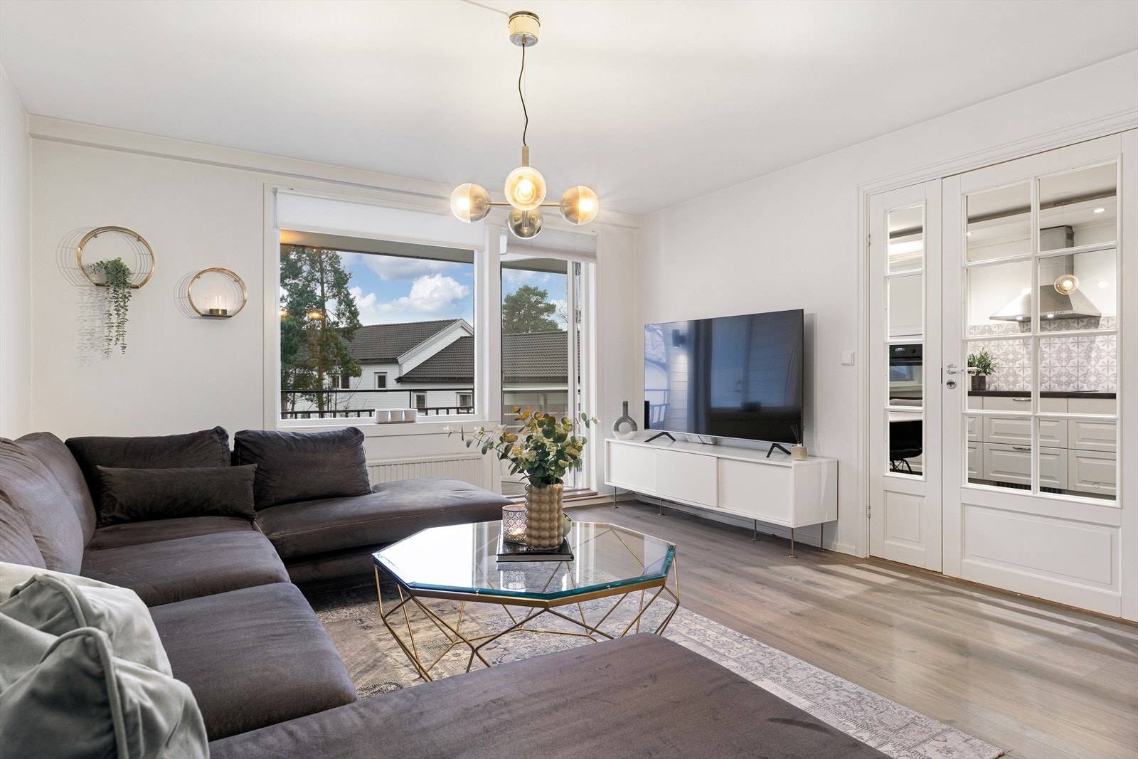 Lys og romslig stue med gode møbleringsmuligheter og med tilgang til balkong Galleribilde