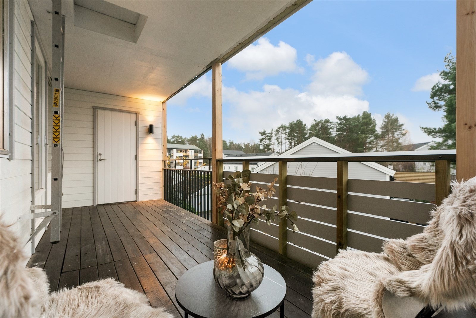 Utgang fra stue til herlig sydvestvendt balkong på 11kvm. Bod på 2kvm Galleribilde