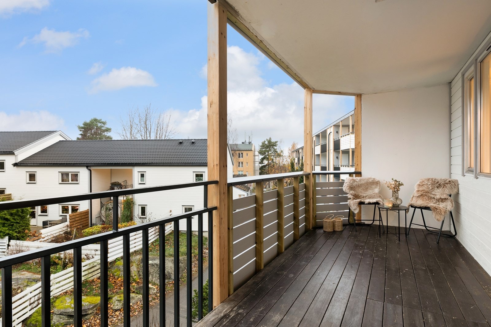 Her får du god plass til sittegruppe, hvor du kan nyte sene sommerkvelder i lun og behagelig kveldssol Galleribilde